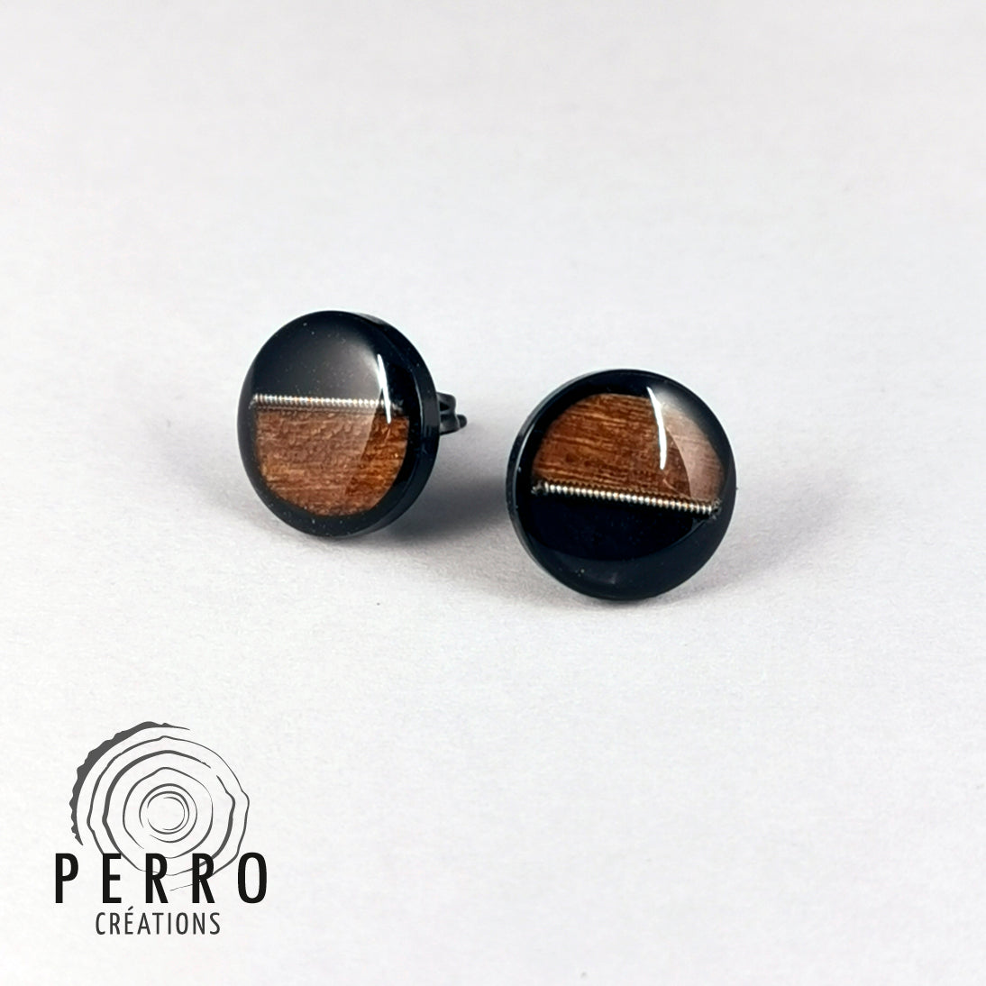 Puces d’oreilles Boucle 53, noir et bois récupéré de la fabrication d’une guitare, avec une corde de guitare séparant les deux matières